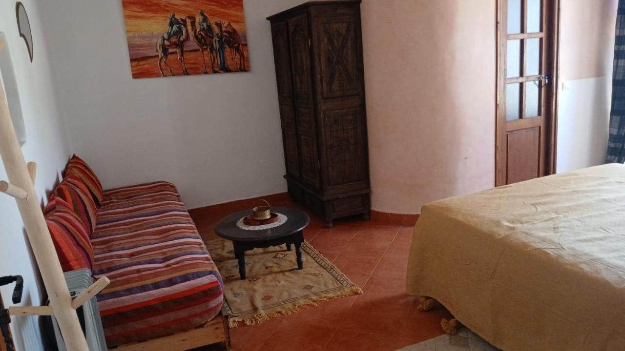 Riad Eucalyptus As-Sawíra Exteriér fotografie